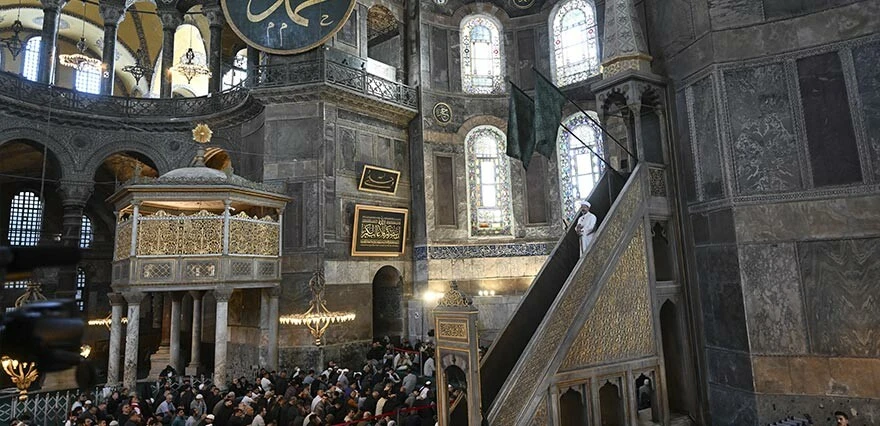 Ayasofya'da kılıçlı hutbe! Hastane saldırısı sonrası ilk cumada dikkat çeken görüntü