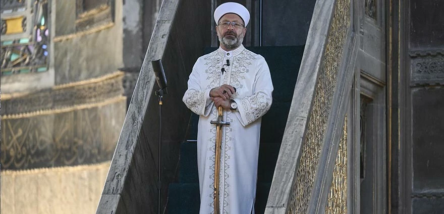Ayasofya'da kılıçlı hutbe! Hastane saldırısı sonrası ilk cumada dikkat çeken görüntü