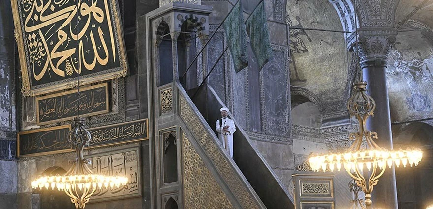 Ayasofya'da kılıçlı hutbe! Hastane saldırısı sonrası ilk cumada dikkat çeken görüntü
