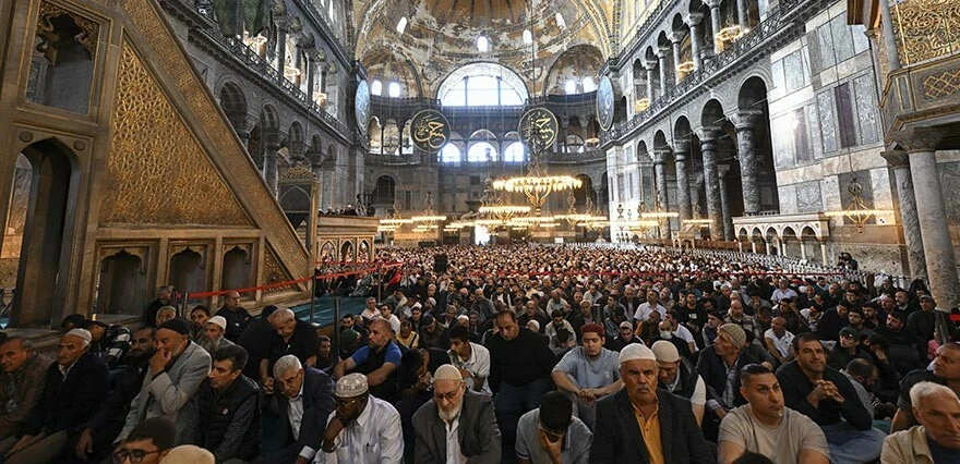 Ayasofya'da kılıçlı hutbe! Hastane saldırısı sonrası ilk cumada dikkat çeken görüntü