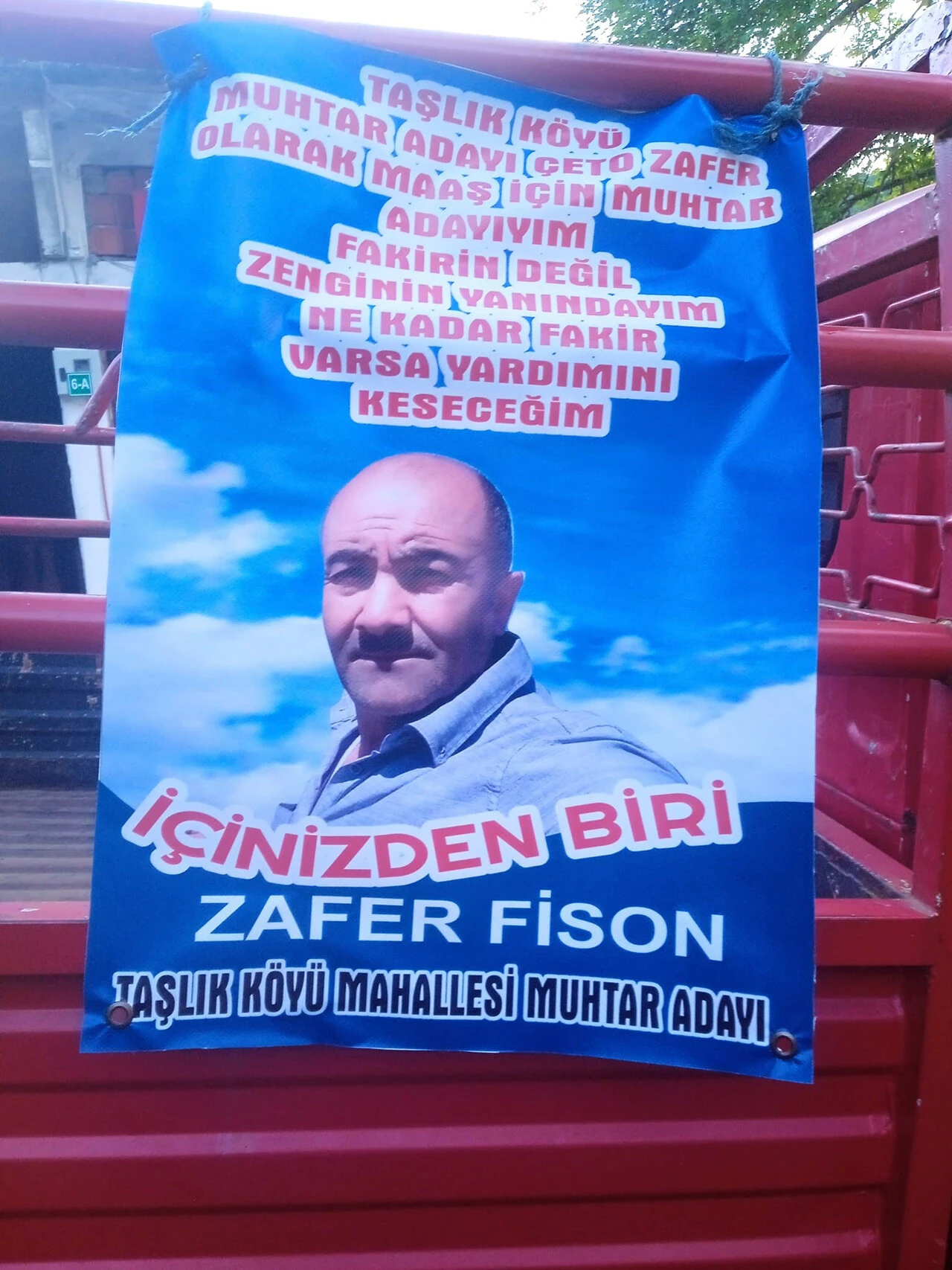 Seçim çalışmasında çığır atladı... Muhtar adayının pankarta yazdırdığı vaatler görenleri hayrete düşürdü