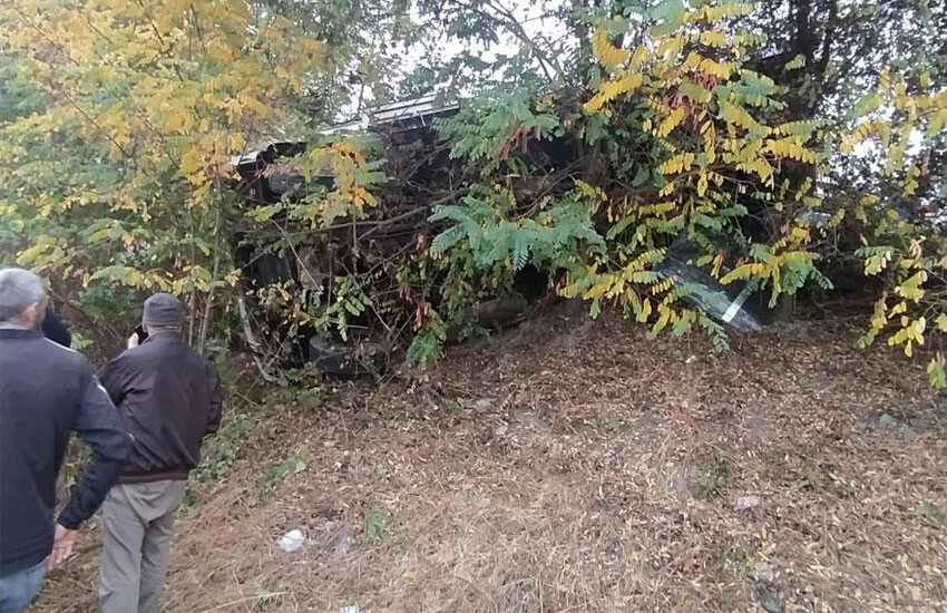 Sinop'ta feci kaza! Fabrika işçilerini taşıyan servis şarampole devrildi: 13 kişi yaralı