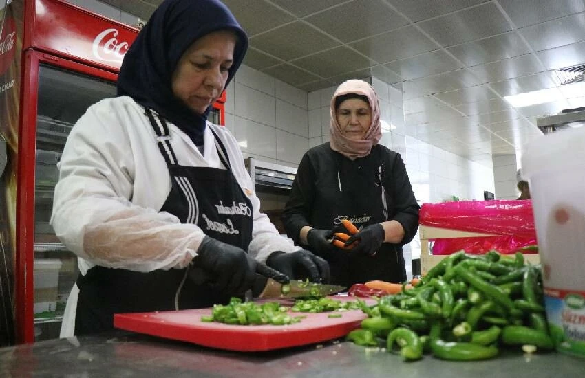 ‘Öğrenci bu fiyata yemek yiyemez’ dedi, enflasyona kafa tuttu! İşte talebe işi menü…