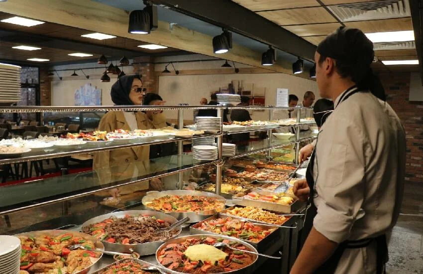 ‘Öğrenci bu fiyata yemek yiyemez’ dedi, enflasyona kafa tuttu! İşte talebe işi menü…