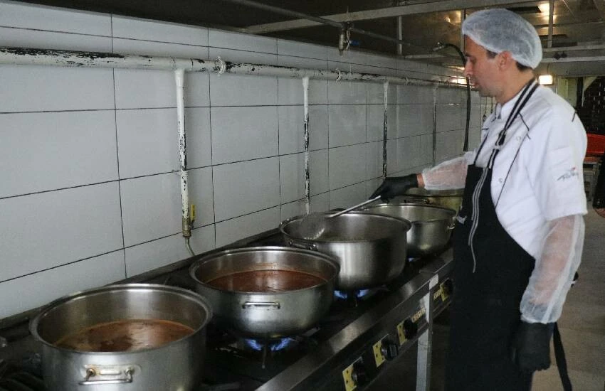 ‘Öğrenci bu fiyata yemek yiyemez’ dedi, enflasyona kafa tuttu! İşte talebe işi menü…