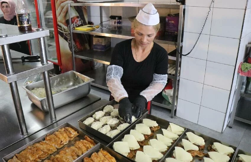 ‘Öğrenci bu fiyata yemek yiyemez’ dedi, enflasyona kafa tuttu! İşte talebe işi menü…
