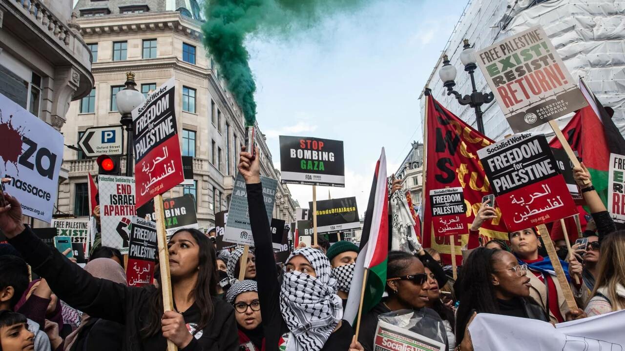 Londra&#039;da Filistin&#039;e destek gösterilerine katılan on binlerce kişi Başbakanlığa yürüdü