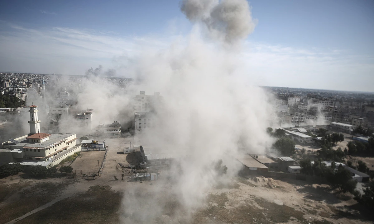 . Saldırılar nedeniyle Gazze'nin farklı bölgelerinden dumanlar yükseldi.