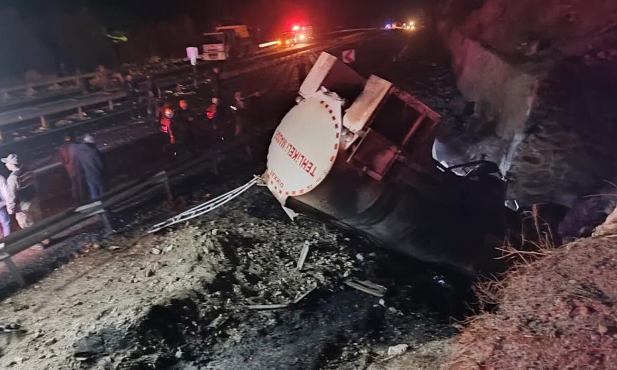 Devrilen yakıt tankeri alev topuna döndü: Sürücü feci şekilde öldü