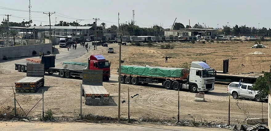 Beklenen oldu... Refah sınır kapısı açıldı! Gazze'ye yardımlar ulaşıyor
