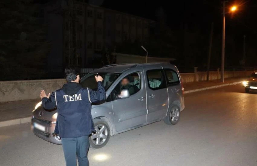 Yok artık dedirten manzara! Karaman'da asayiş uygulamasında 52 adet bıçak ele geçirildi