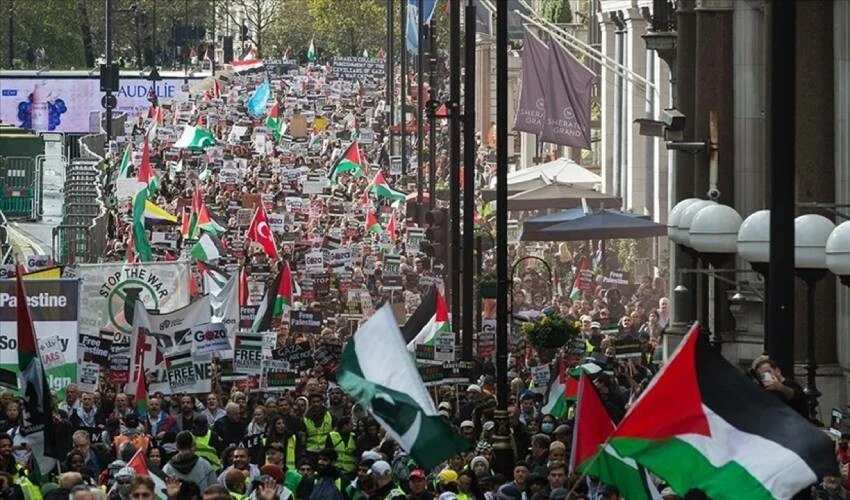 Filistin İngiliz polisi, Londra metrosunda 'Özgür <a href=