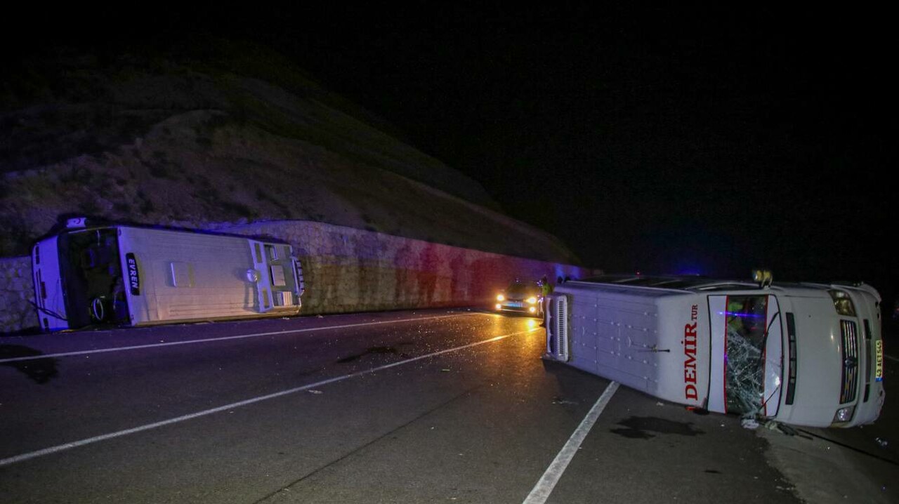 Uşak&#039;ta iki işçi servisi çarpıştı: Kazada 28 kişi yaralandı