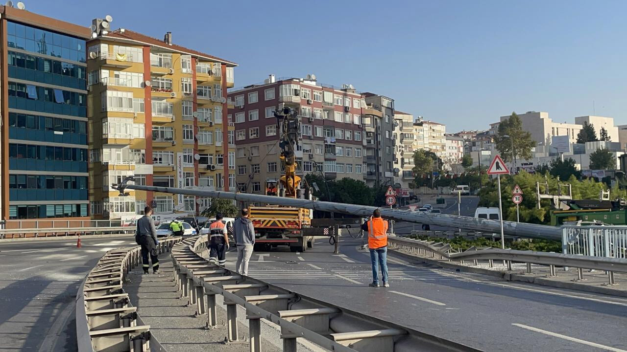 İETT otobüsü aydınlatma direğini devirdi: Yol trafiğe kapatıldı