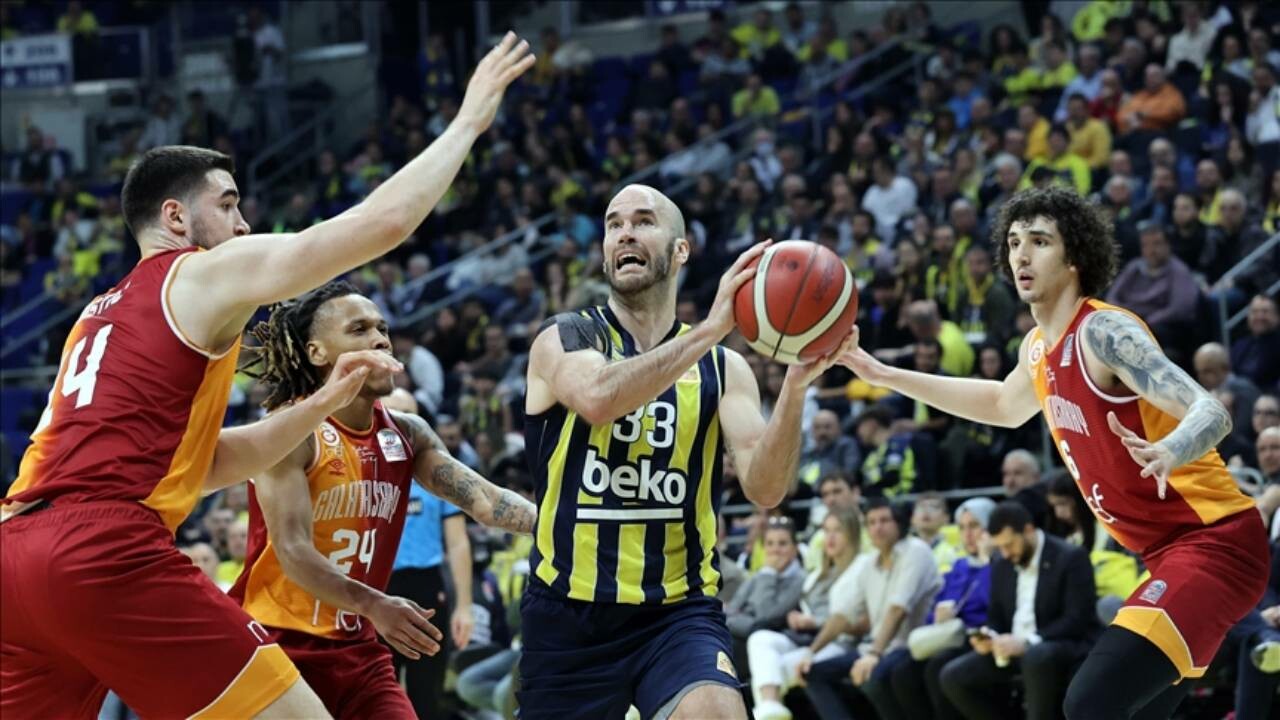 Basketbolda derbi heyecanı: Galatasaray ile Fenerbahçe karşılaşacak