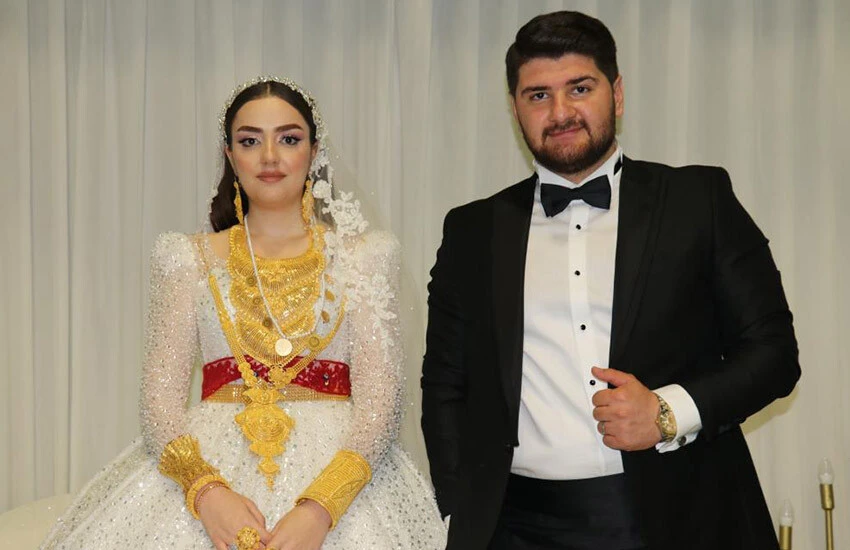 Bayram ailesinin düğününde takılan takı ve paralar gündem oldu.