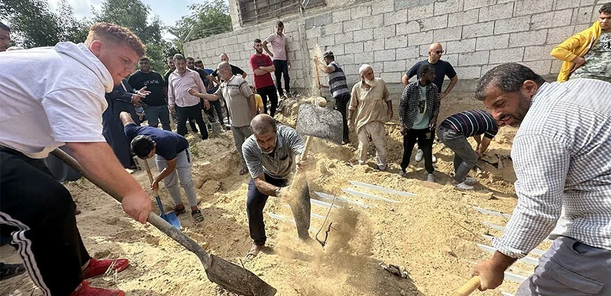 Ölen Filistinlinin kefenlendikten sonra da şehadet parmağı havada kaldı