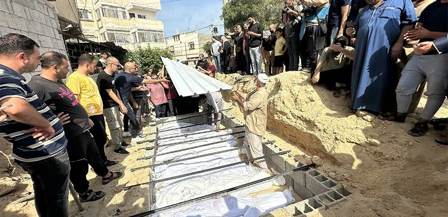 Ölen Filistinlinin kefenlendikten sonra da şehadet parmağı havada kaldı