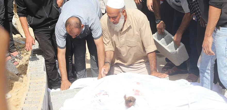 Ölen Filistinlinin kefenlendikten sonra da şehadet parmağı havada kaldı