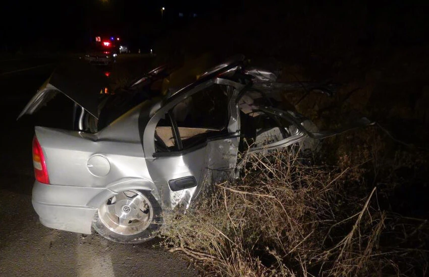 Feci kazada otomobil ikiye ayrıldı: Ölü ve yaralı var