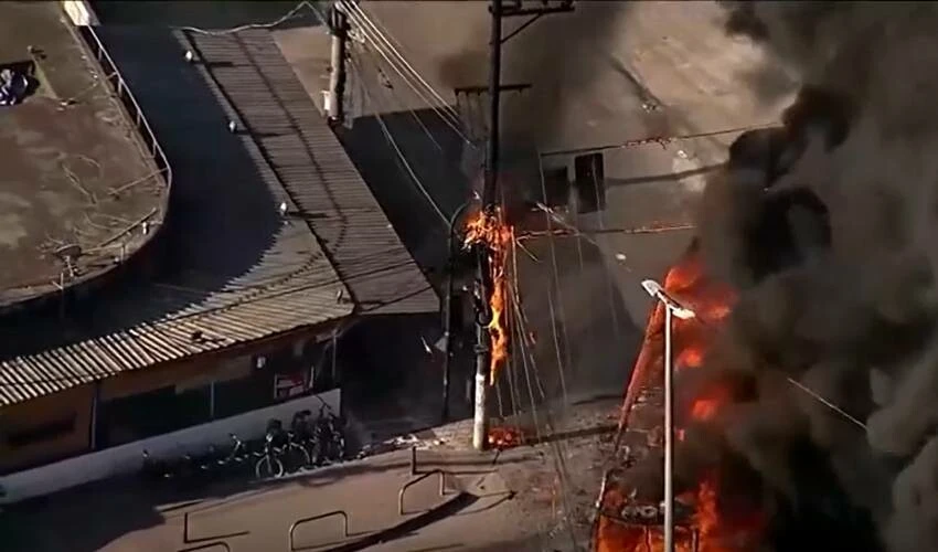 Brezilya'da çete üyeleri Rio de Janeiro'da 35'ten fazla otobüsü ateşe verdi