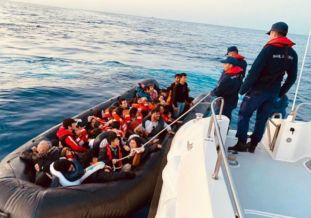 İzmir&#039;de Yunanistan unsurlarınca geri itilen 113 göçmen kurtarıldı