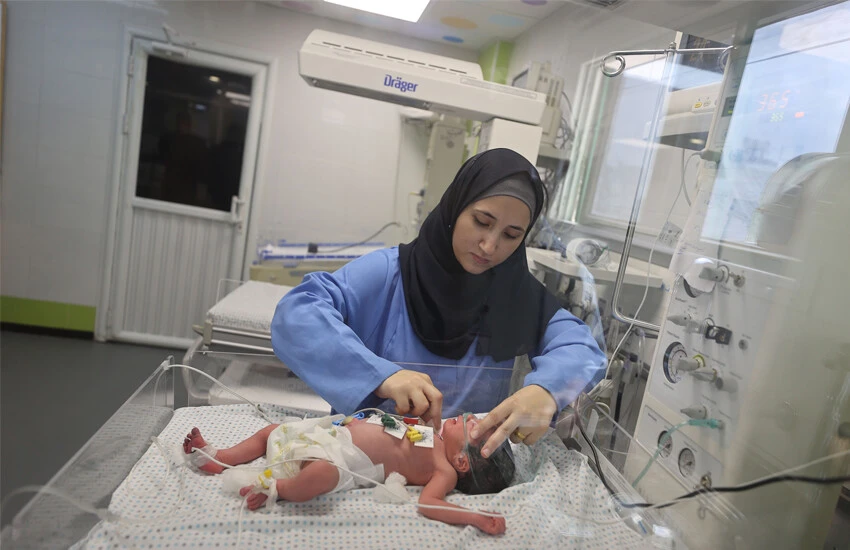 İsrail bombardımanında ölen annenin karnındaki bebek doktorların özverili çabalarıyla hayata tutundu.