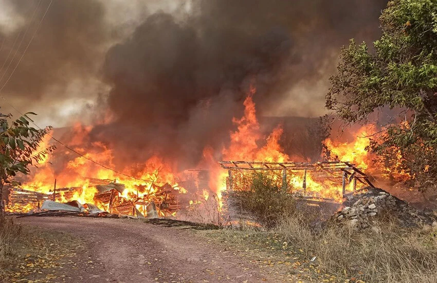 Evler cayır cayır yandı! <a href=