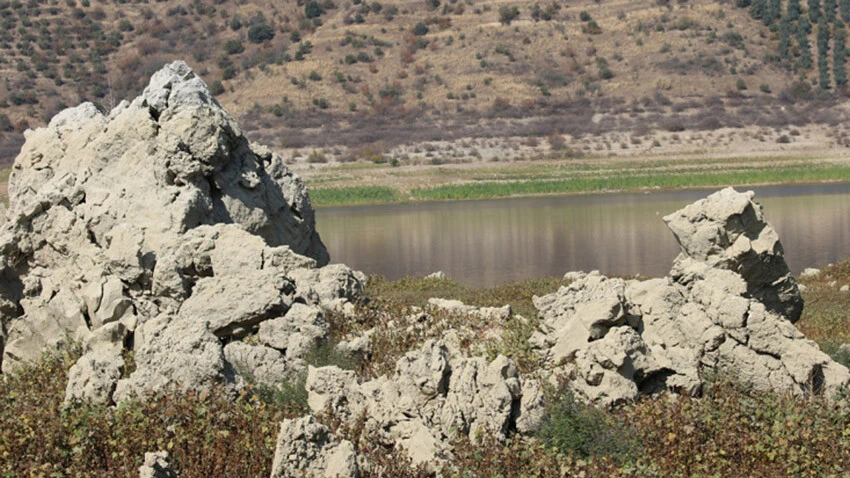 Baraj suları çekildi, lav kalıntıları ortaya çıktı