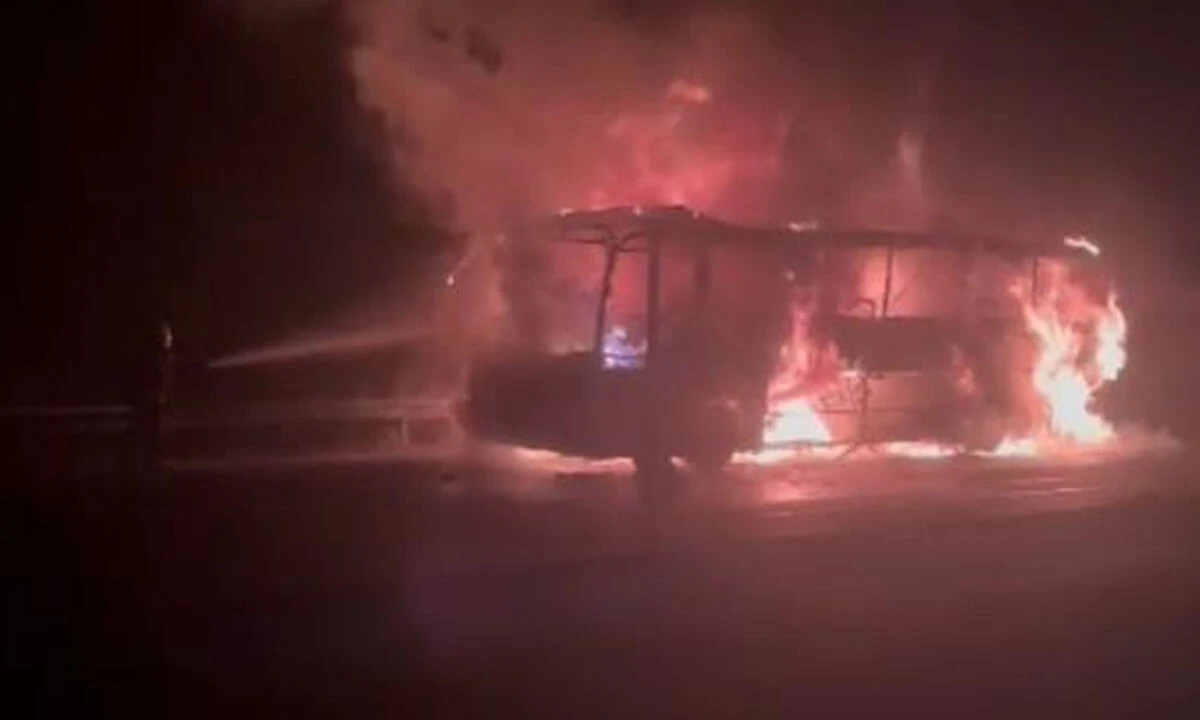 Facianın eşiğinden dönüldü: Yolcu otobüsü alevlere teslim oldu