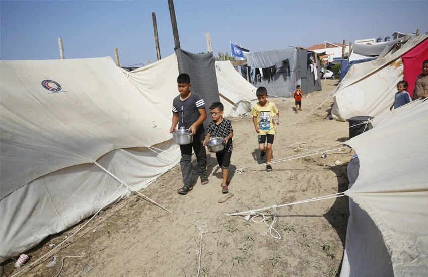 İsrail şiddetinden kaçan Filistinliler hayatta kalmaya çalışıyor! Kamplara sıkıştılar