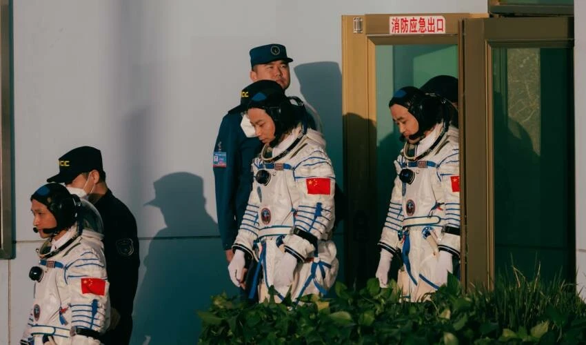 Çin en genç taykonot ekibini uzaya gönderdi