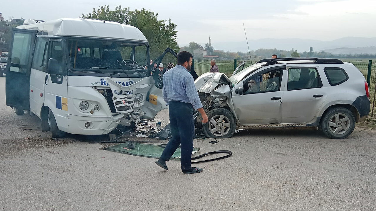 Bursa&#039;da servis minibüsü ile otomobil kafa kafaya çarpıştı: 11 yaralı