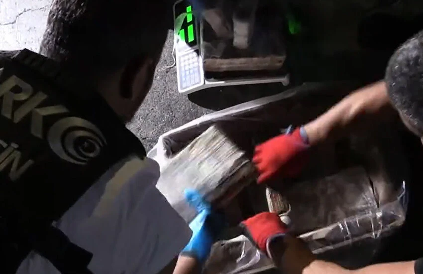 Uyuşturucu tacirlerine Mersin limanında büyük darbe vuruldu.