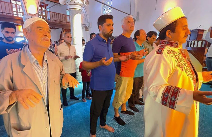 İlçede su bitti, vatandaşlar akın etti! Tüm camilerde yağmur duası yapıldı…