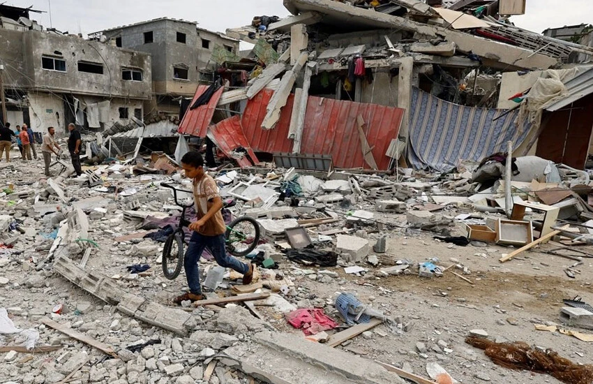 İsrail, kara harekatında ele geçirdiği Hamas'a ait silahları sergiledi