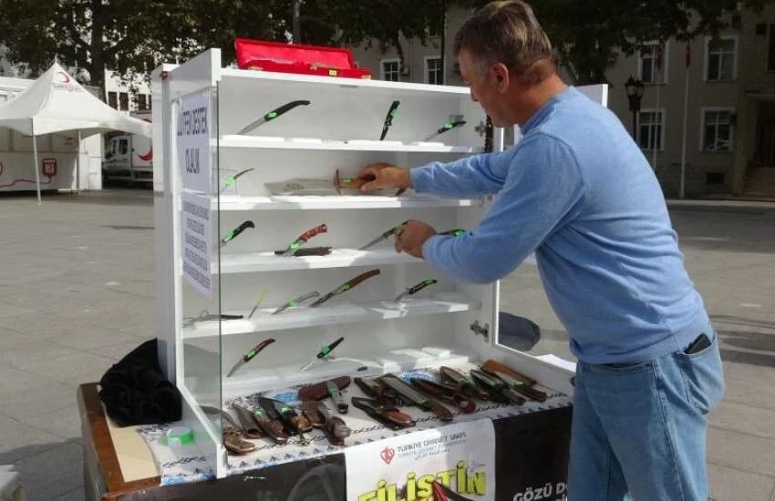 Filistin halkı için büyük fedakarlık! Binlerce lira değerindeki bıçak koleksiyonunu satışa çıkardı