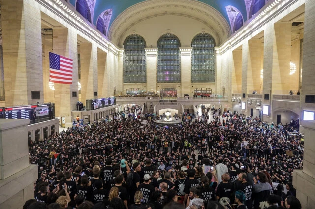 Barış yanlısı Yahudiler 'acil ateşkes' diyerek New York metrosunda toplandı polis tek tek tutukladı