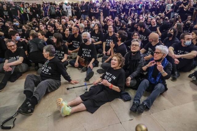 Barış yanlısı Yahudiler 'acil ateşkes' diyerek New York metrosunda toplandı polis tek tek tutukladı