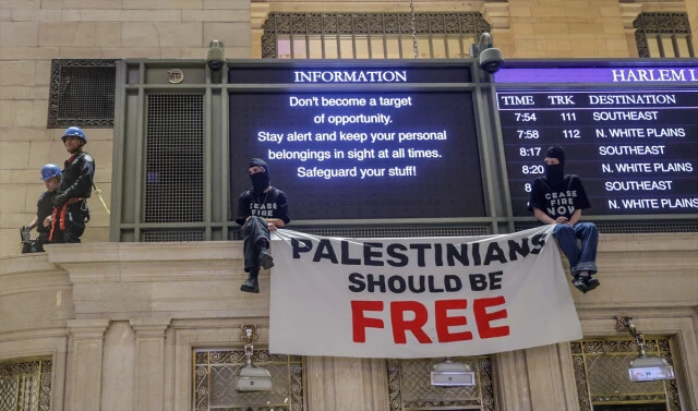 Barış yanlısı Yahudiler 'acil ateşkes' diyerek New York metrosunda toplandı polis tek tek tutukladı