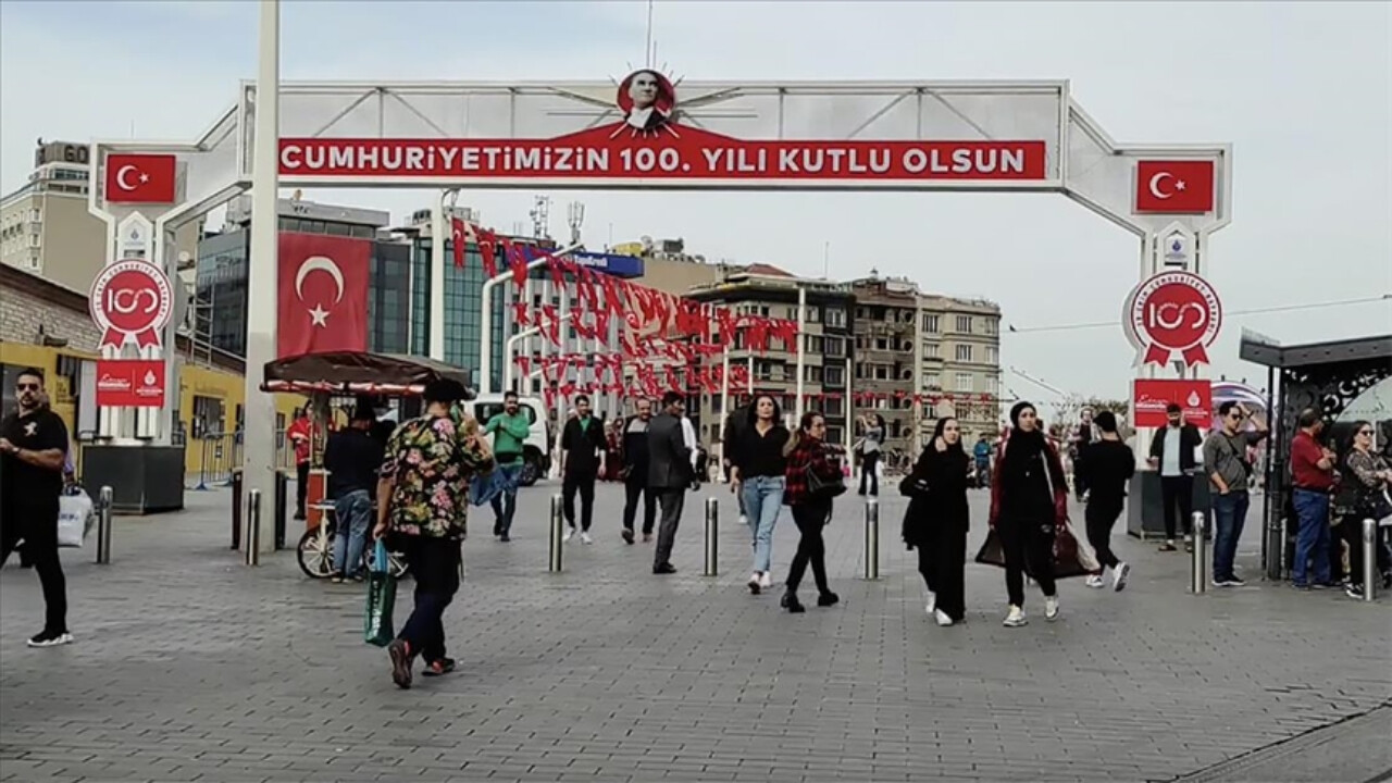 İstiklal Caddesi&#039;nde Türk bayraklarına zarar vermişti: Kıskıvrak yakalandı!