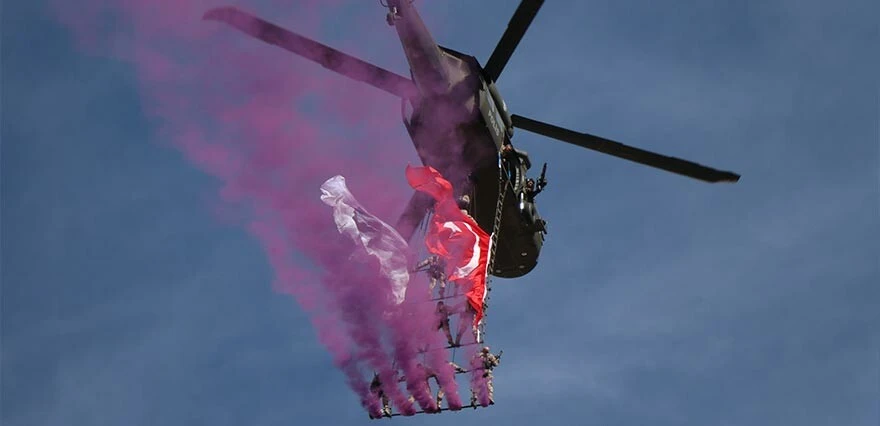 Yer gök kırmızı beyaza büründü! İşte Cumhuriyet'in 100. yılına damga vuran görüntüler