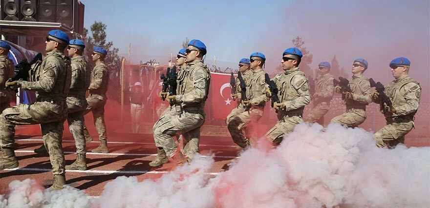 Yer gök kırmızı beyaza büründü! İşte Cumhuriyet'in 100. yılına damga vuran görüntüler