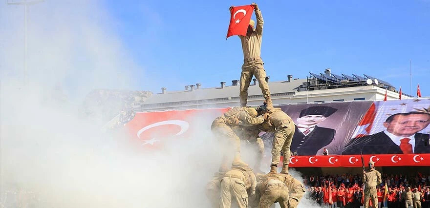 Yer gök kırmızı beyaza büründü! İşte Cumhuriyet'in 100. yılına damga vuran görüntüler