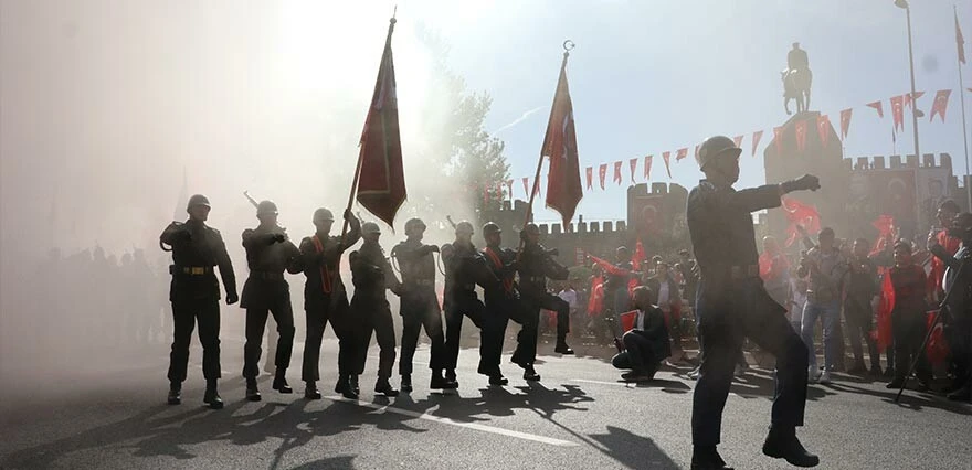 Yer gök kırmızı beyaza büründü! İşte Cumhuriyet'in 100. yılına damga vuran görüntüler