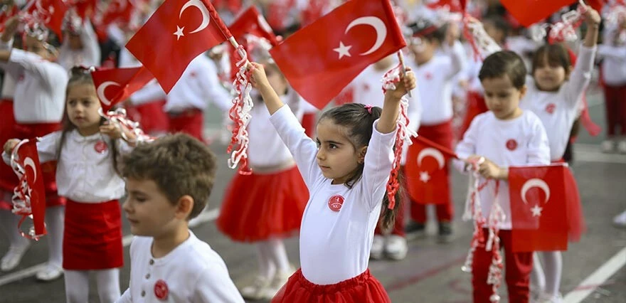 Yer gök kırmızı beyaza büründü! İşte Cumhuriyet'in 100. yılına damga vuran görüntüler