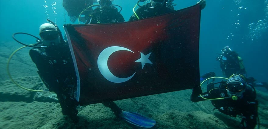 Yer gök kırmızı beyaza büründü! İşte Cumhuriyet'in 100. yılına damga vuran görüntüler