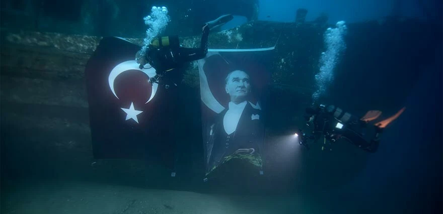 Yer gök kırmızı beyaza büründü! İşte Cumhuriyet'in 100. yılına damga vuran görüntüler