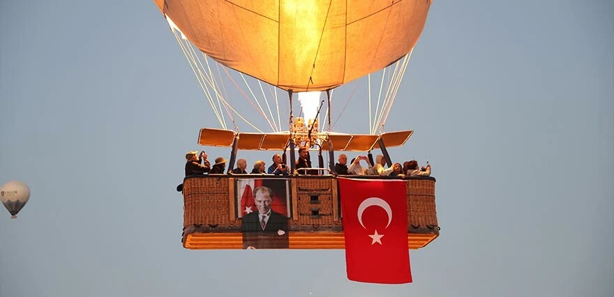 Yer gök kırmızı beyaza büründü! İşte Cumhuriyet'in 100. yılına damga vuran görüntüler