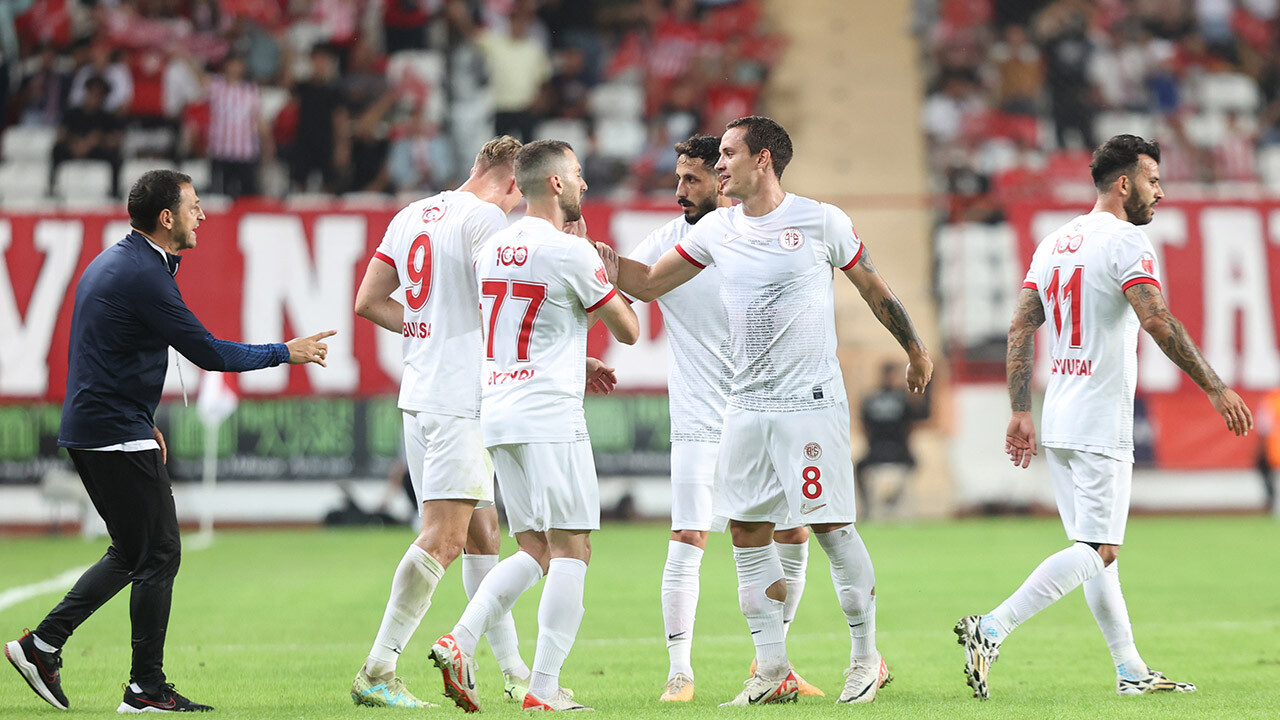 Antalyaspor&#039;a Başakşehir karşısında tek gol yetti (Maç sonucu: Antalyaspor 1-0 Başakşehir)